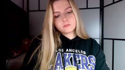 Snapshot of britneyglow chatting on December 1, 4:29 pm BritneyGlow online show from December 1, 4:29 pm