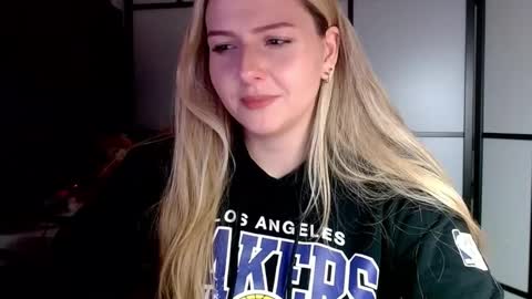 Snapshot of britneyglow chatting on December 1, 7:36 pm BritneyGlow online show from December 1, 7:36 pm