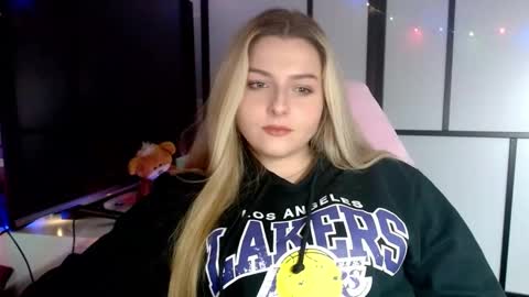 Snapshot of britneyglow chatting on December 6, 5:55 pm BritneyGlow online show from December 6, 5:55 pm