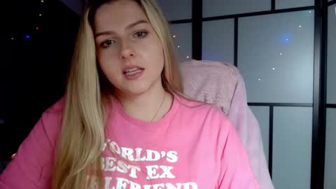 Snapshot of britneyglow chatting on December 7, 7:43 pm BritneyGlow online show from December 7, 7:43 pm