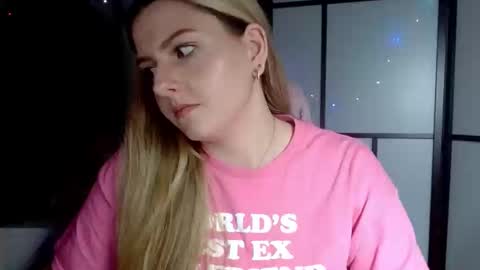 Snapshot of britneyglow chatting on December 7, 11:12 pm BritneyGlow online show from December 7, 11:12 pm