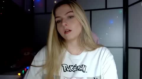 Snapshot of britneyglow chatting on December 8, 3:24 pm BritneyGlow online show from December 8, 3:24 pm