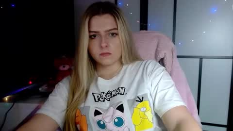 Snapshot of britneyglow chatting on December 8, 6:28 pm BritneyGlow online show from December 8, 6:28 pm