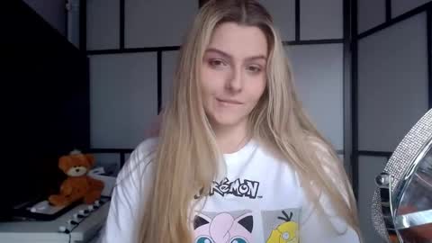 Snapshot of britneyglow chatting on December 9, 8:22 am BritneyGlow online show from December 9, 8:22 am