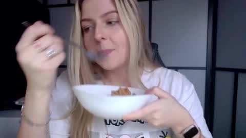 Snapshot of britneyglow chatting on December 9, 11:26 am BritneyGlow online show from December 9, 11:26 am