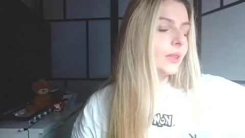 Snapshot of britneyglow chatting on December 9, 9:48 pm BritneyGlow online show from December 9, 9:48 pm