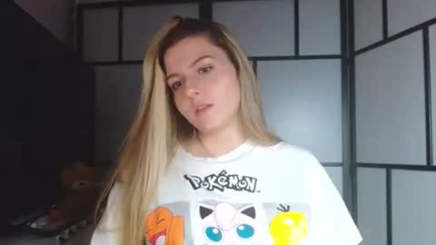 Snapshot of britneyglow chatting on December 10, 12:50 am BritneyGlow online show from December 10, 12:50 am