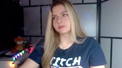 Snapshot of britneyglow chatting on December 10, 4:17 pm BritneyGlow online show from December 10, 4:17 pm