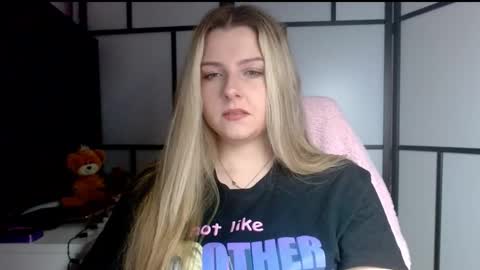 Snapshot of britneyglow chatting on December 13, 4:49 pm BritneyGlow online show from December 13, 4:49 pm