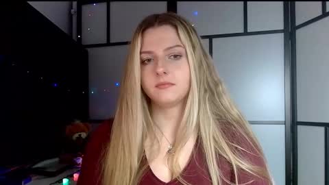 Snapshot of britneyglow chatting on December 13, 11:06 pm BritneyGlow online show from December 13, 11:06 pm