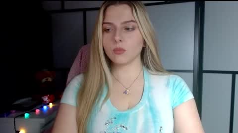 Snapshot of britneyglow chatting on December 15, 3:42 pm BritneyGlow online show from December 15, 3:42 pm