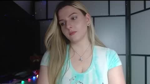 Snapshot of britneyglow chatting on December 15, 10:37 pm BritneyGlow online show from December 15, 10:37 pm