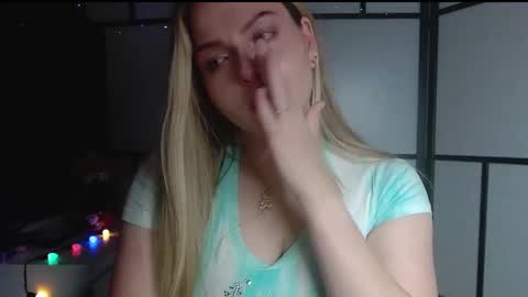 Snapshot of britneyglow chatting on December 16, 1:42 am BritneyGlow online show from December 16, 1:42 am