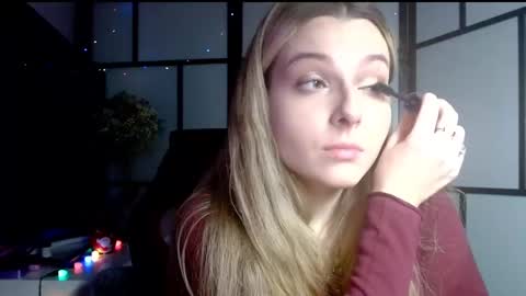 Snapshot of britneyglow chatting on December 16, 5:00 pm BritneyGlow online show from December 16, 5:00 pm