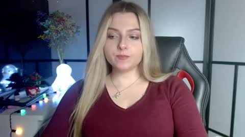 Snapshot of britneyglow chatting on December 16, 9:31 pm BritneyGlow online show from December 16, 9:31 pm