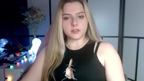 Snapshot of britneyglow chatting on December 17, 4:43 pm BritneyGlow online show from December 17, 4:43 pm