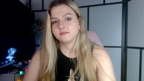 Snapshot of britneyglow chatting on December 17, 7:48 pm BritneyGlow online show from December 17, 7:48 pm