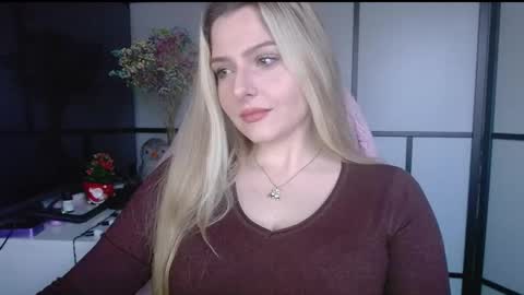 Snapshot of britneyglow chatting on December 19, 2:13 pm BritneyGlow online show from December 19, 2:13 pm