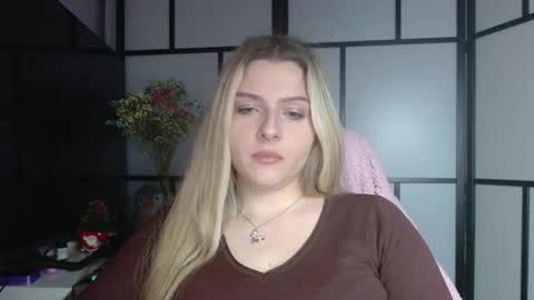 Snapshot of britneyglow chatting on December 19, 5:18 pm BritneyGlow online show from December 19, 5:18 pm