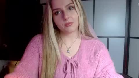 Snapshot of britneyglow chatting on December 28, 1:29 am BritneyGlow online show from December 28, 1:29 am