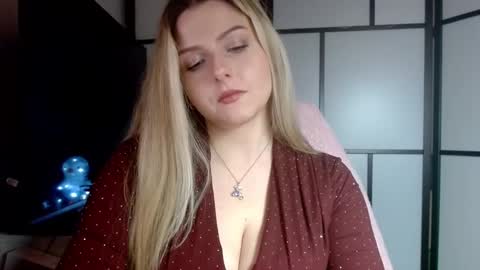 Snapshot of britneyglow chatting on December 28, 6:50 pm BritneyGlow online show from December 28, 6:50 pm