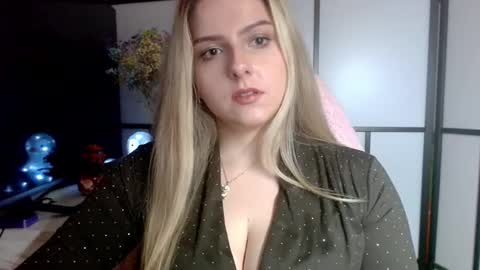 Snapshot of britneyglow chatting on December 29, 7:11 pm BritneyGlow online show from December 29, 7:11 pm