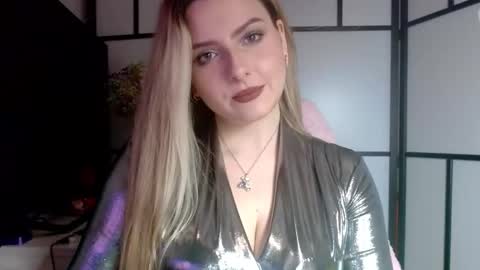 Snapshot of britneyglow chatting on December 31, 3:31 pm BritneyGlow online show from December 31, 3:31 pm