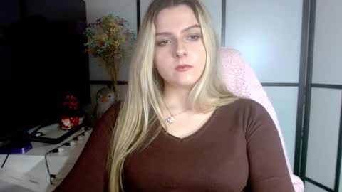 Snapshot of britneyglow chatting on January 3, 7:18 pm BritneyGlow online show from January 3, 7:18 pm