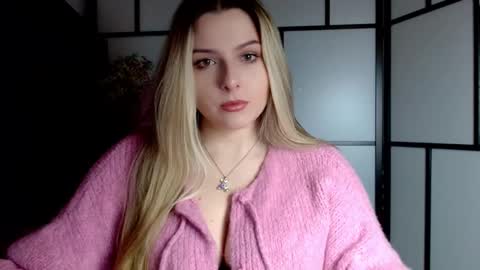 Snapshot of britneyglow chatting on January 23, 7:40 pm BritneyGlow online show from January 23, 7:40 pm