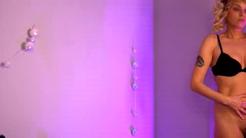 Snapshot of britneyhudson chatting on February 2, 4:11 am britneyhudson online show from February 2, 4:11 am