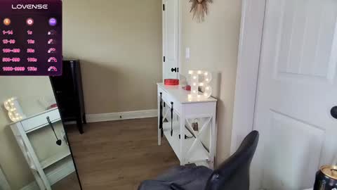 Snapshot of brookebee27 chatting on December 15, 8:04 pm brookebee online show from December 15, 8:04 pm