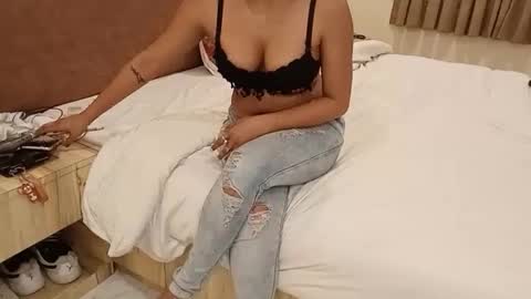 Chocolate couple online show from March 28, 10:04 am