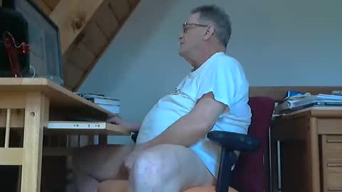 Snapshot of brubar chatting on April 17, 3:37 pm brubar online show from April 17, 3:37 pm