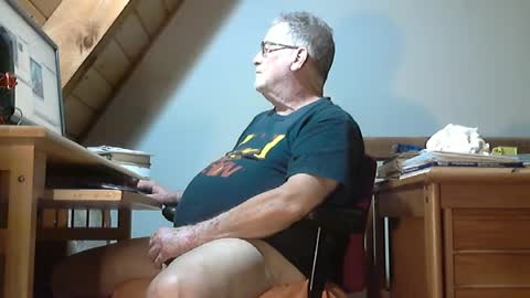 Snapshot of brubar chatting on July 23, 2:31 am brubar online show from July 23, 2:31 am