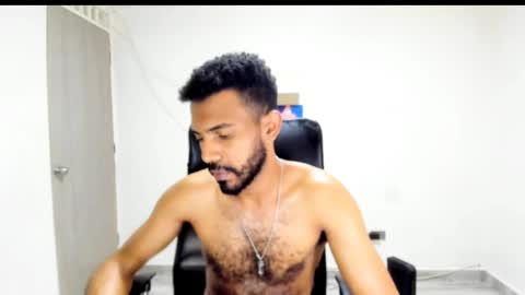 bruce_1111 online show from April 16, 9:39 pm