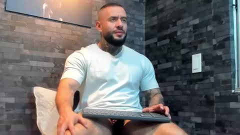 Snapshot of brucedallas chatting on July 4, 4:07 am brucedallas online show from July 4, 4:07 am