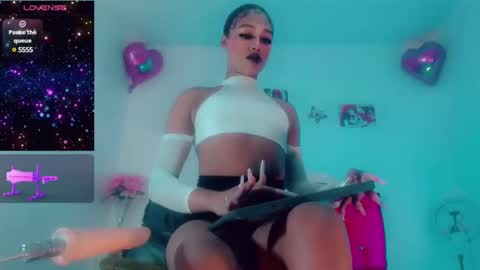 Snapshot of brunettesexy11 chatting on December 2, 11:12 am ChannelR online show from December 2, 11:12 am