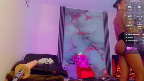 Snapshot of brunettesexy11 chatting on October 28, 10:52 am ChannelR online show from October 28, 10:52 am