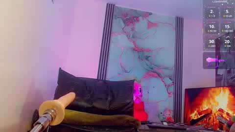 Snapshot of brunettesexy11 chatting on November 11, 10:59 am ChannelR online show from November 11, 10:59 am