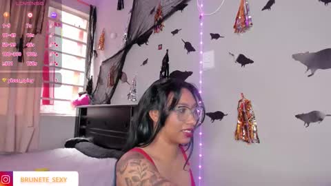 Snapshot of brunettesexyy0 chatting on October 21, 5:24 pm brunette online show from October 21, 5:24 pm