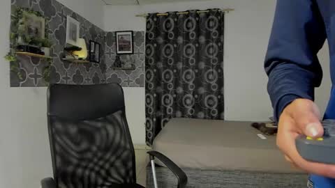 Snapshot of bruno_snow chatting on January 8, 4:04 am bruno_snow online show from January 8, 4:04 am