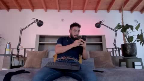 Andres Suarez online show from March 3, 8:15 pm