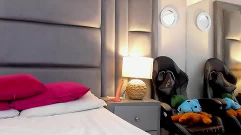 bryannamiller online show from December 1, 12:32 pm