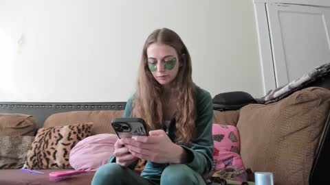 Snapshot of buffybarloe chatting on January 2, 8:35 pm Buffy online show from January 2, 8:35 pm