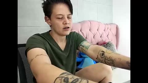 Snapshot of bug2025 chatting on October 30, 2:24 am bug2025 online show from October 30, 2:24 am