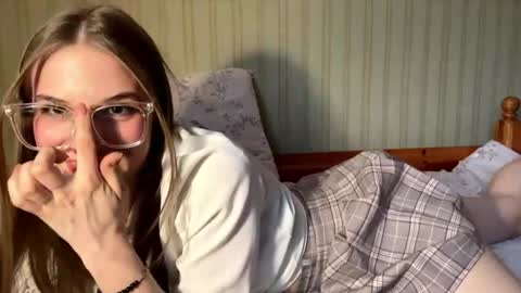 Mary online show from April 27, 2:04 pm