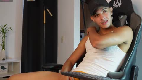 Snapshot of busterspinter chatting on April 22, 4:19 pm Buster independent model online show from April 22, 4:19 pm