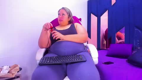 Snapshot of busty_juicyy chatting on June 18, 1:26 pm busty juicyy online show from June 18, 1:26 pm