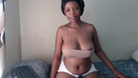 Snapshot of bustybunny_ chatting on July 24, 9:18 am bustybunny_ online show from July 24, 9:18 am
