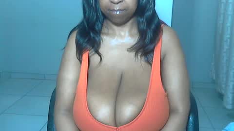bustytessa37 online show from July 11, 4:04 am